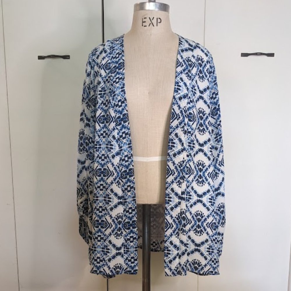 Lightweight covering, blue and white. size L